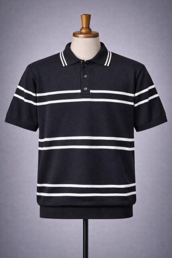 Un polo golf moderne noir à bande blanche